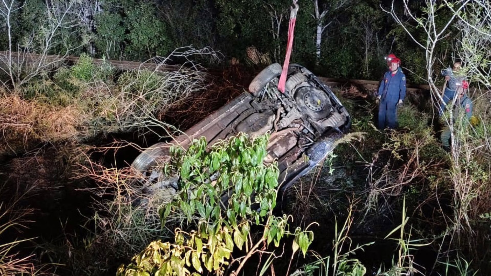 Motorista morre preso às ferragens após carro capotar e cair em vala no Sul de SC – Imagem: reprodução/ Cbmsc