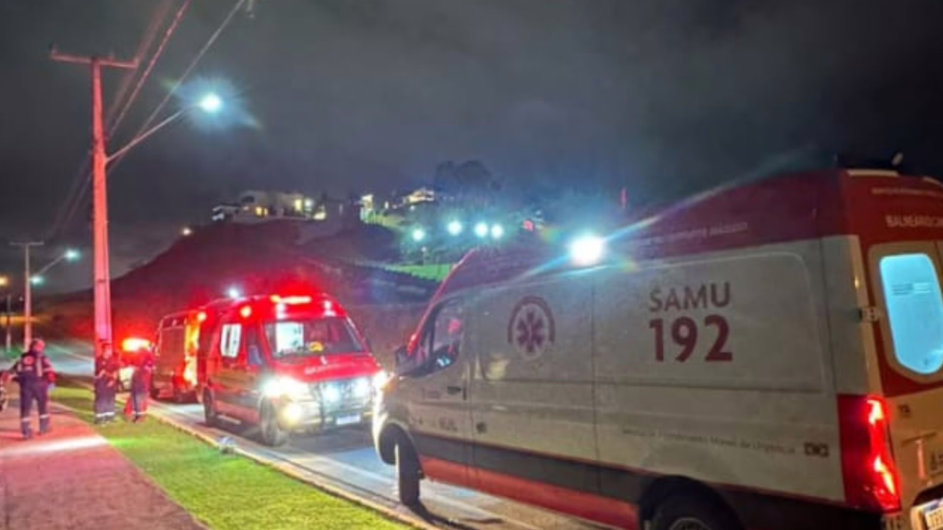 Jovem de 27 anos morre após cair de moto e ser atropelada em SC – Imagem: reprodução/ CBMSC Jovem de 27 anos morre após cair de moto e ser atropelada em SC – Imagem: reprodução/ CBMSC