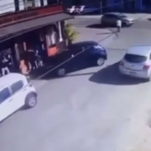 VÍDEO: motorista recém-habilitada perde o controle e atropela cinco pessoas em SC | Foto: Itajaí Extra Notícias/Reprodução