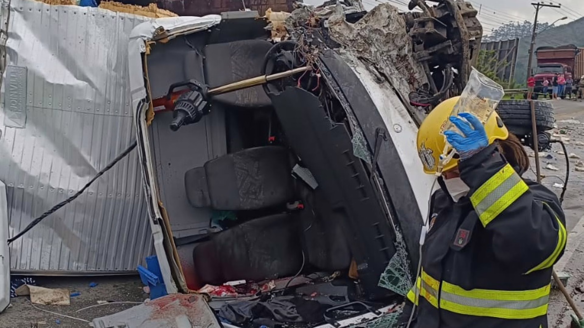 Imagens fortes! Grave acidente deixa motorista preso nas ferragens e interdita rodovia em SC | Foto: CBVI/Reprodução Imagens fortes! Grave acidente deixa motorista preso nas ferragens e interdita rodovia em SC | Foto: CBVI/Reprodução