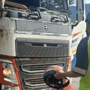 Homem é flagrado dirigindo carreta sem para-brisa na BR-101 usando capacete
