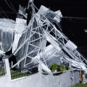 Temporal provoca destelhamento, queda de árvore e alagamentos no Oeste de SC - Imagem: reprodução/ CBMSC