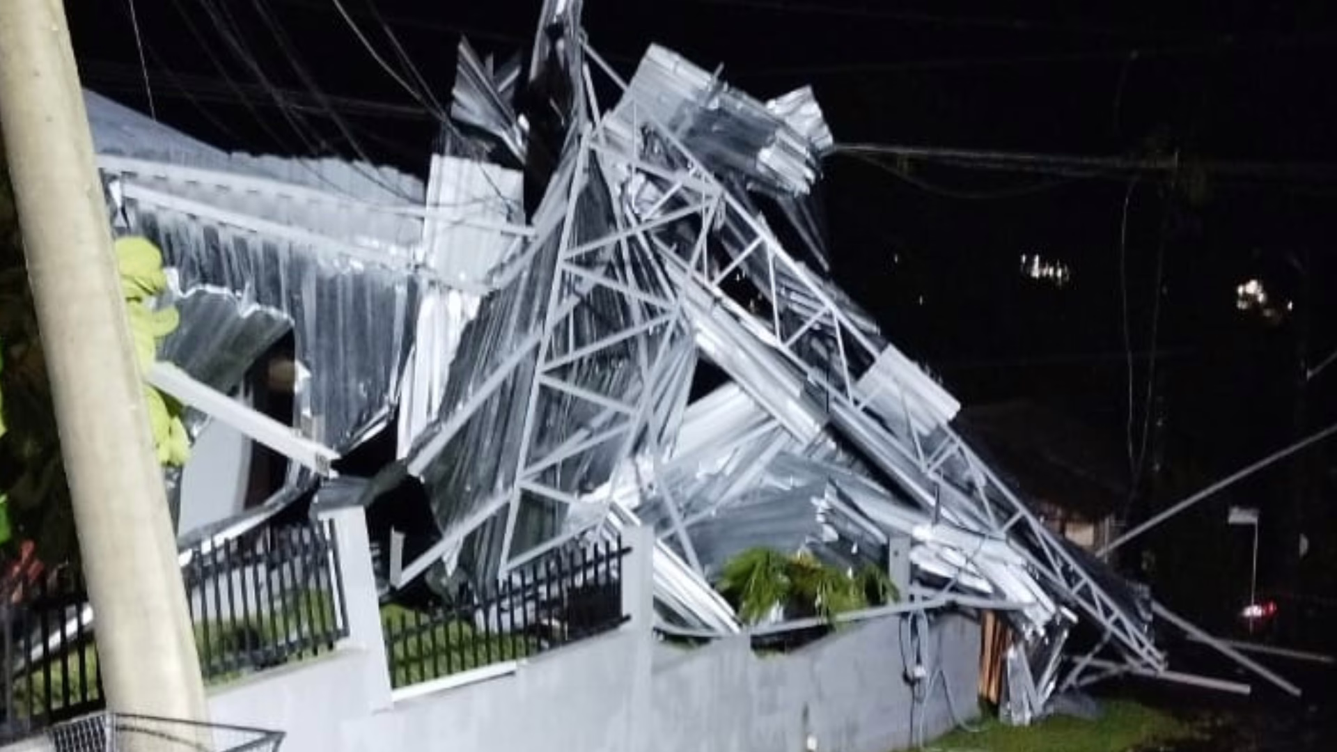 Temporal provoca destelhamento, queda de árvore e alagamentos no Oeste de SC – Imagem: reprodução/ CBMSC