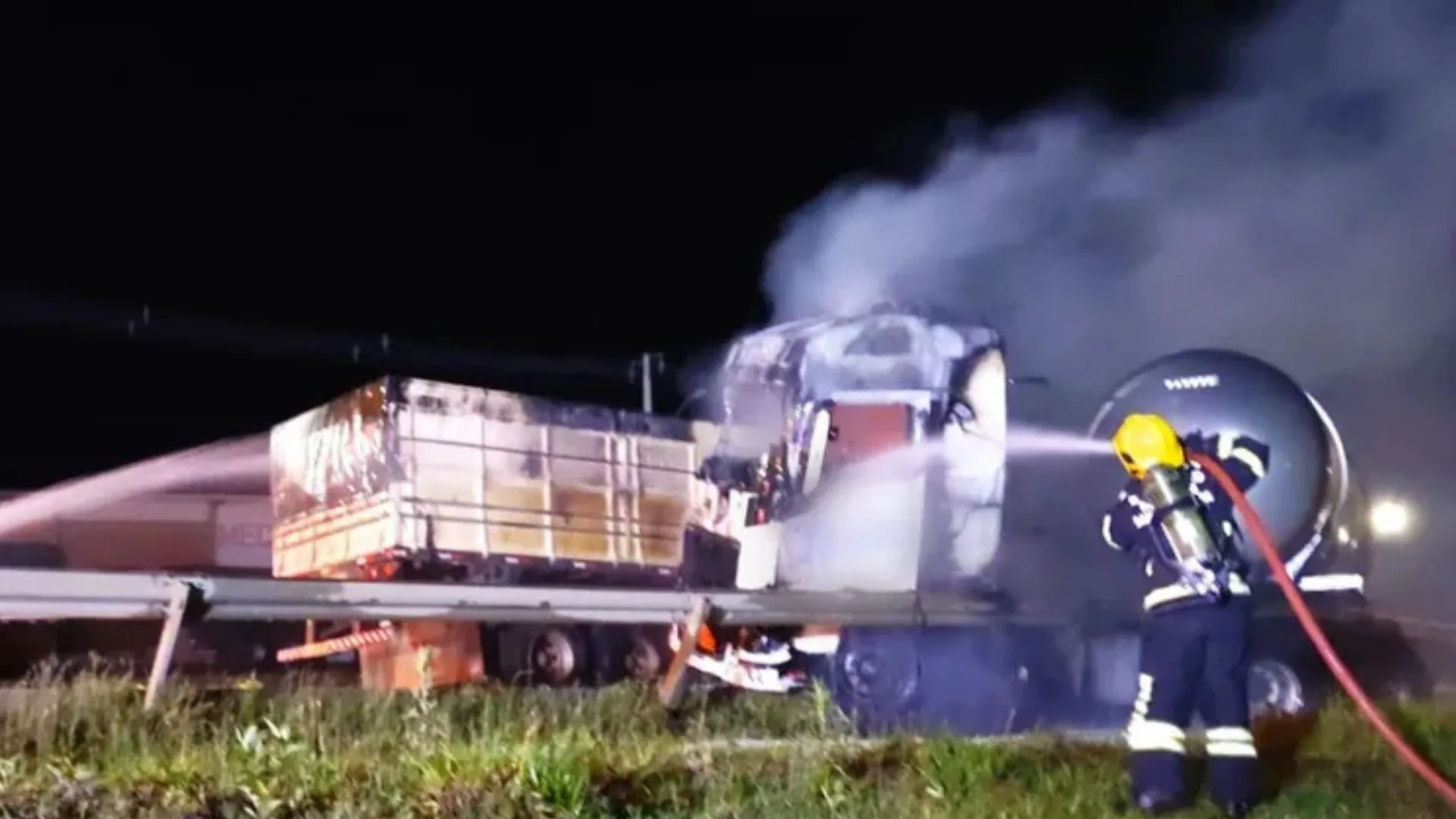 VÍDEO: grave acidente na BR-163 termina com caminhões em chamas; imagens impressionantes | Foto:  Éverton Macedo/ Portal Peperi