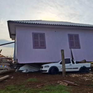 Casa é arrastada pra cima de carro durante tornado em SC; veja imagens