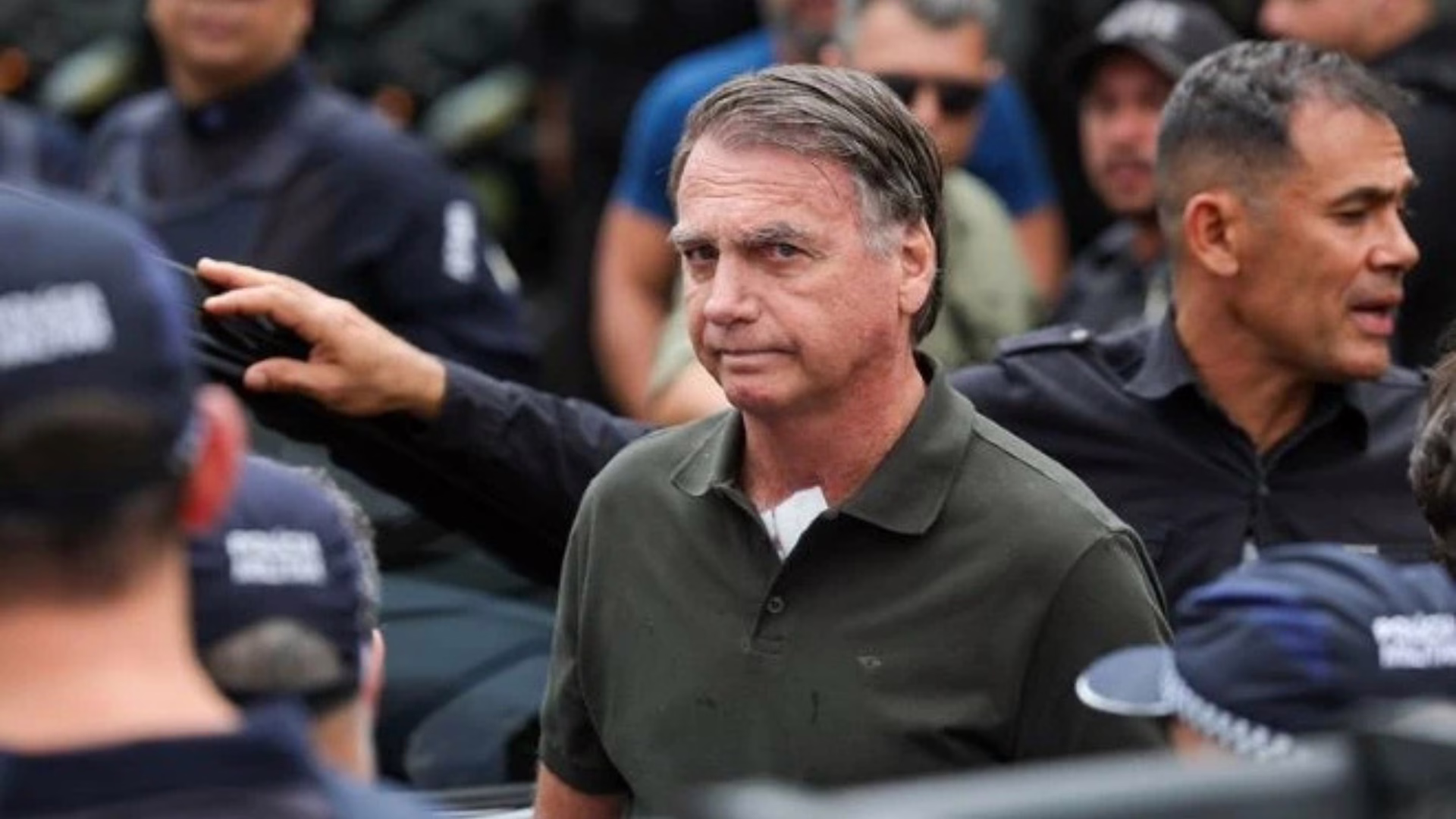 O ex-presidente Jair Bolsonaro escoltado por policiais ao deixar hospital em Brasília | Fabio Rodrigues-Pozzebom/ Agência Brasil
