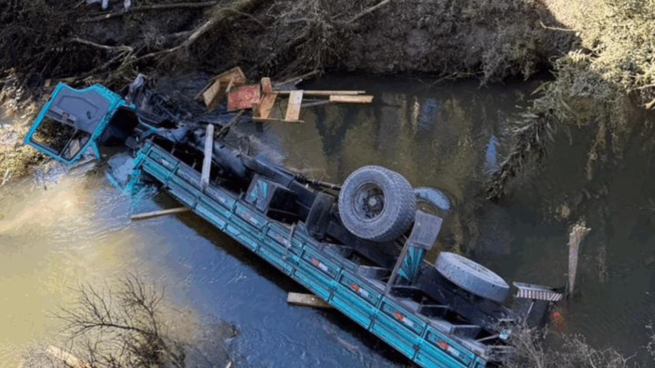 Imagens impressionantes! Homem morre após caminhão capotar e cair de ponte em SC
