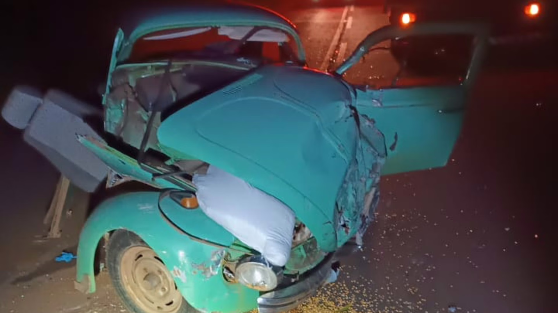 Idoso morre em colisão frontal entre fusca e caminhão em SC | Imagem: Corpo de Bombeiros de SC
