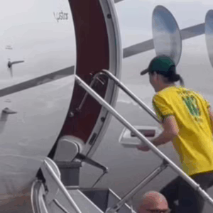 VÍDEO: 'De diva a gente como a gente'; Katy Perry aparece em SC | Aeroporto de Floripa