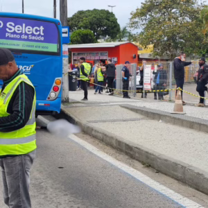 'Motorista muito abalado', diz empresa após idosa morrer atropelada por ônibus em Florianópolis | Foto: Thiago Pires/SCC