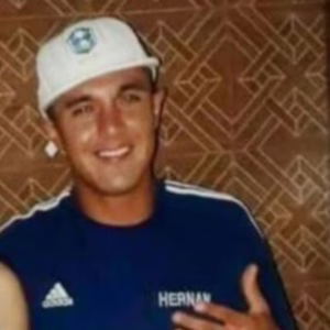 Jovem aparece no próprio velório, assusta familiares e diz 'estou vivo' | Foto: El Tucomano/Reprodução