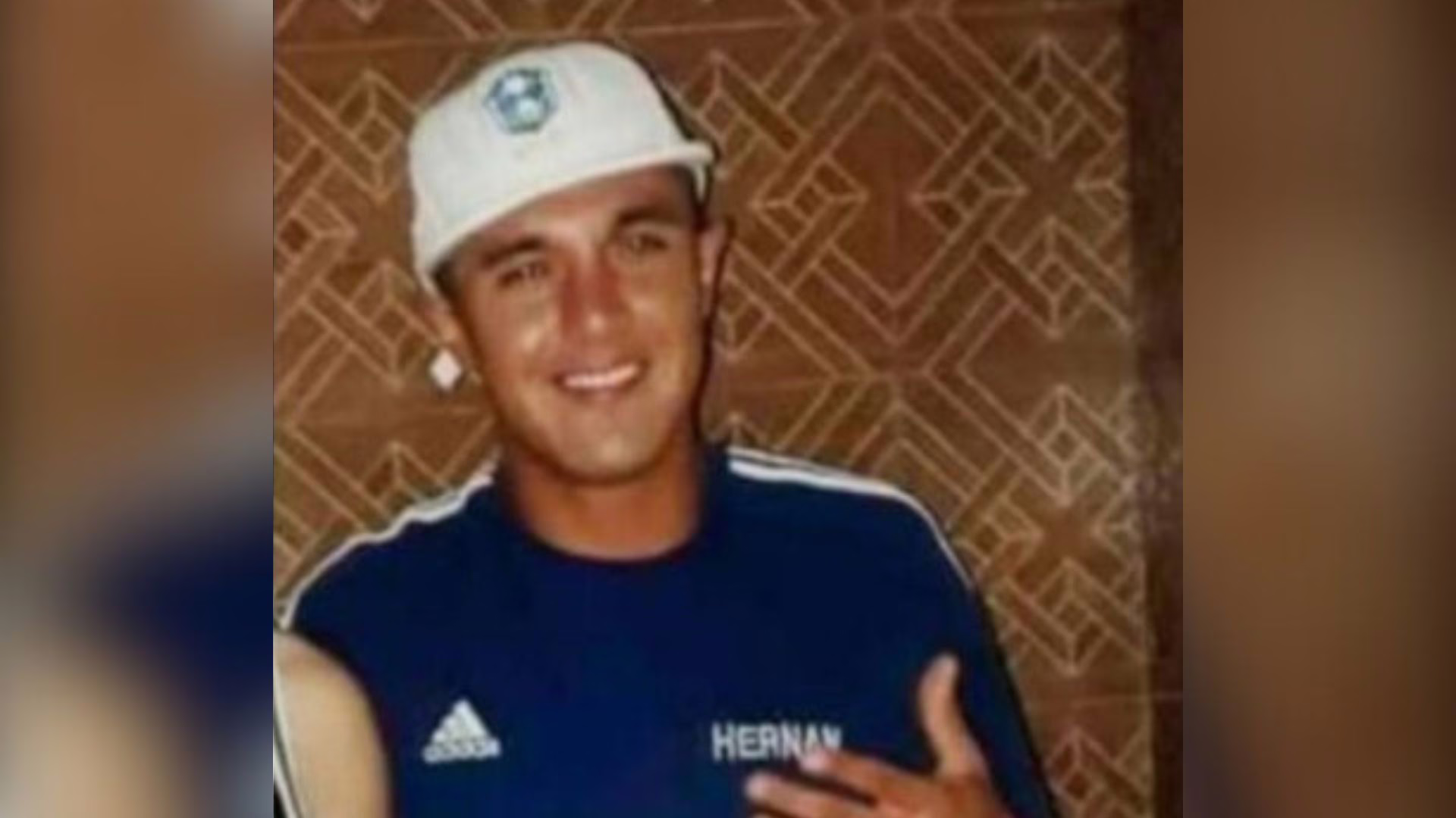 Jovem aparece no próprio velório, assusta familiares e diz ‘estou vivo’ | Foto: El Tucomano/Reprodução