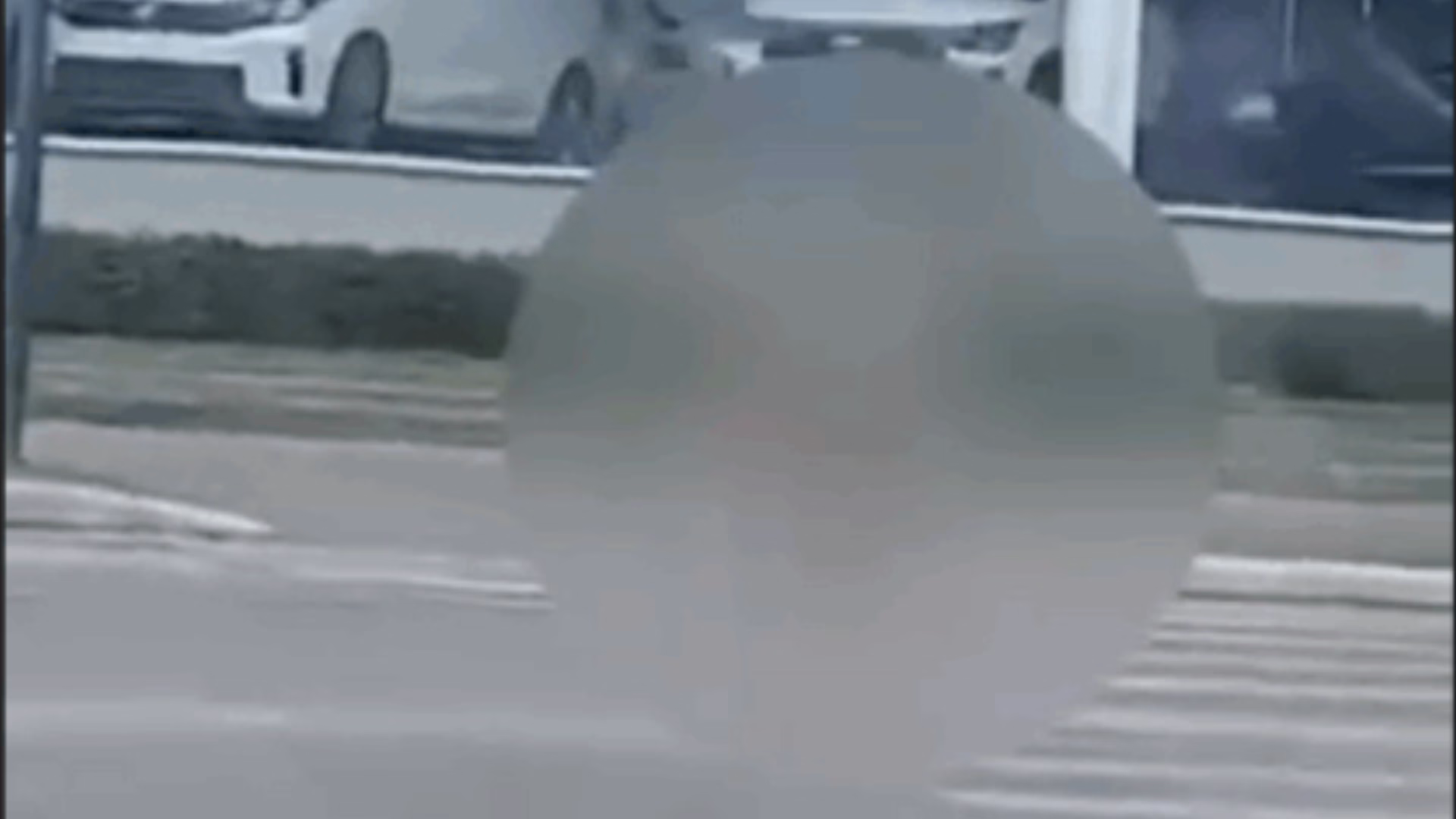 Inusitado! homem caminha nu em via movimentada de cidade em SC; veja vídeo