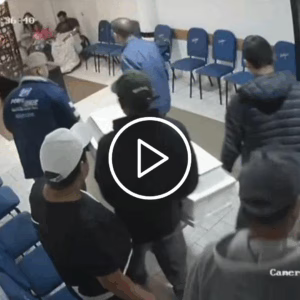 Pais de maca e cadeira de rodas se despedem da filha vítima de acidente em SC; veja vídeo