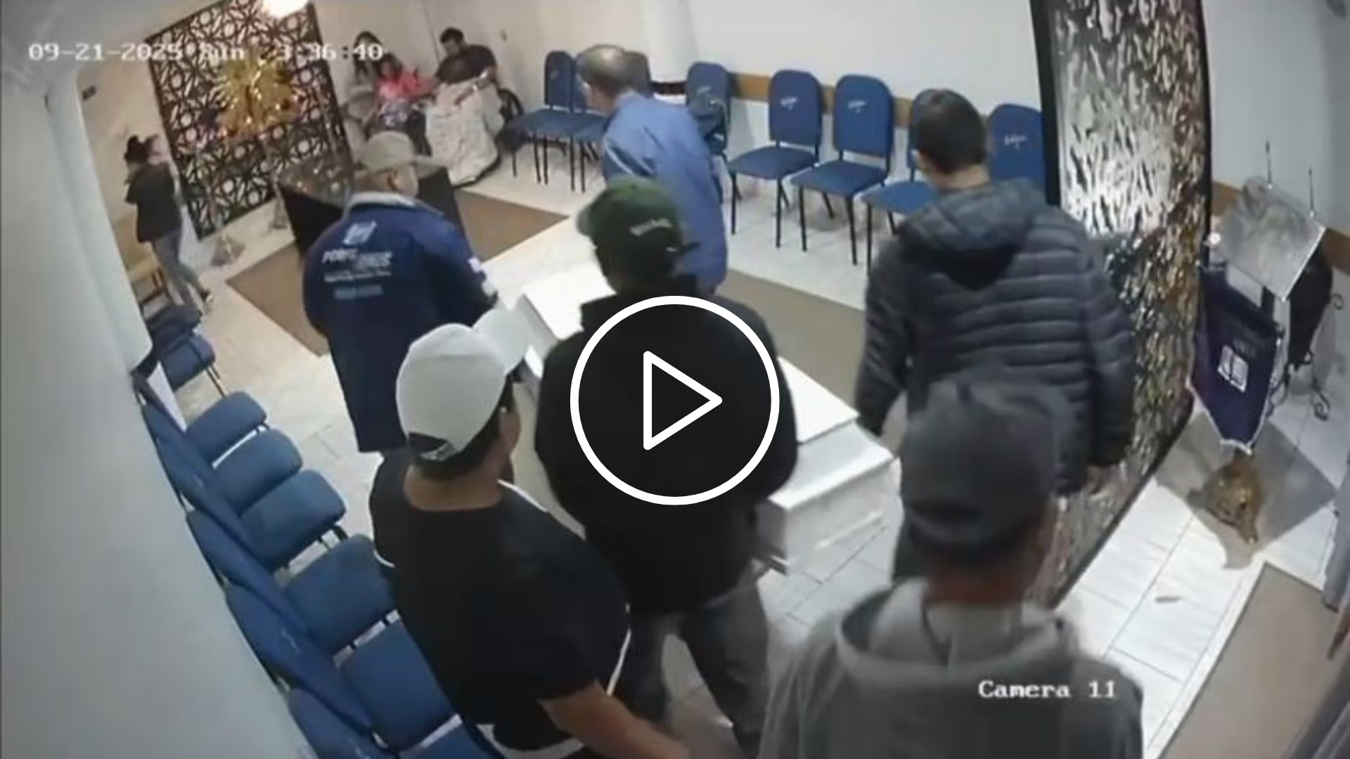Pais de maca e cadeira de rodas se despedem da filha vítima de acidente em SC; veja vídeo