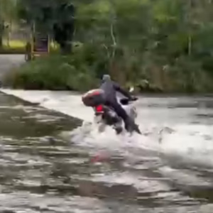 VÍDEO: motociclista é arrastado por rio ao tentar passar em ponte submersa em SC | Foto: ClicRDC/Reprodução