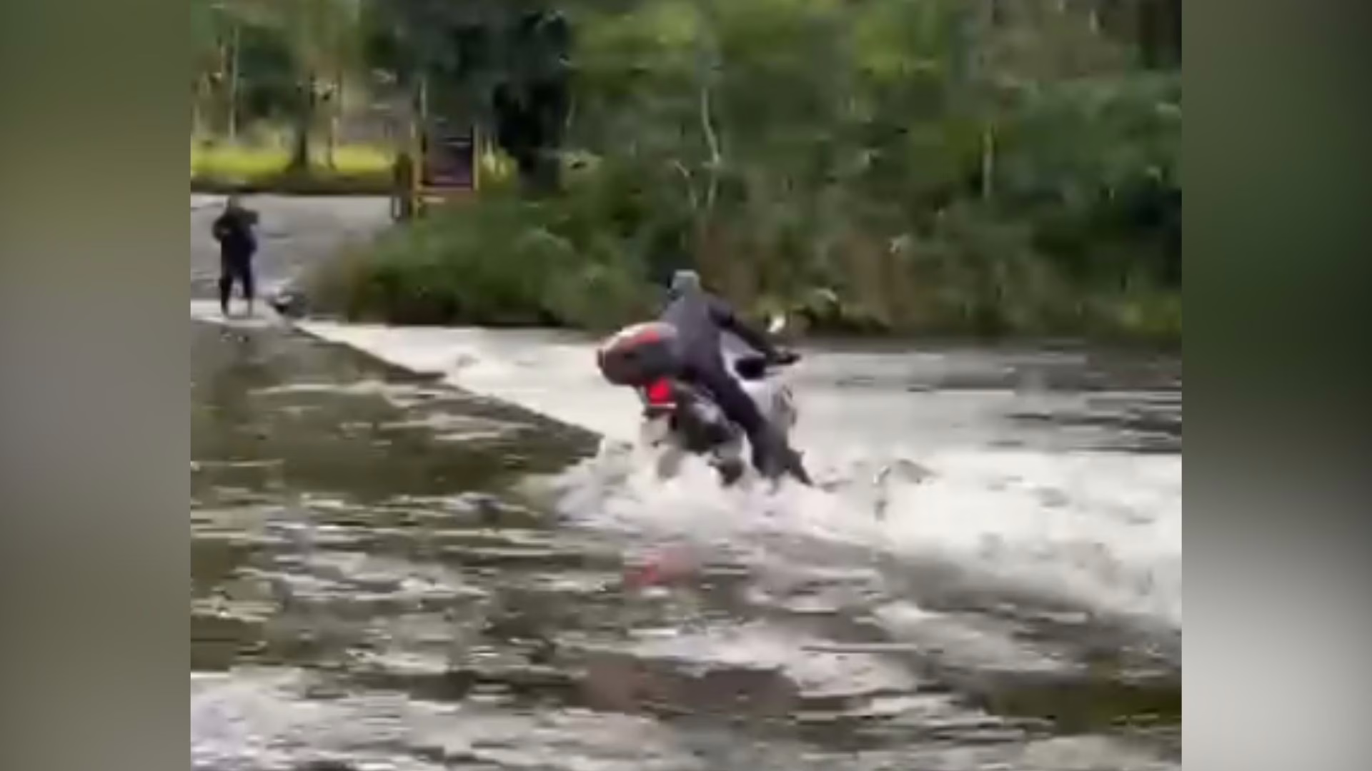 VÍDEO: motociclista é arrastado por rio ao tentar passar em ponte submersa em SC | Foto: ClicRDC/Reprodução