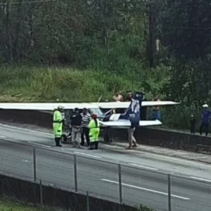 Avião faz pouso de emergência na BR-116; veja imagens