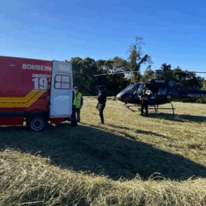 Homem cai de seis metros enquanto trabalha em SC e recebe atendimento aéreo