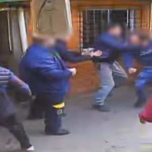 Descontrolado, homem tenta invadir empresa para matar esposa; veja vídeo