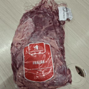 Homem tenta esconder carne 'fraldinha' sob a blusa e é preso em mercado de SC | Imagem: Polícia Militar 