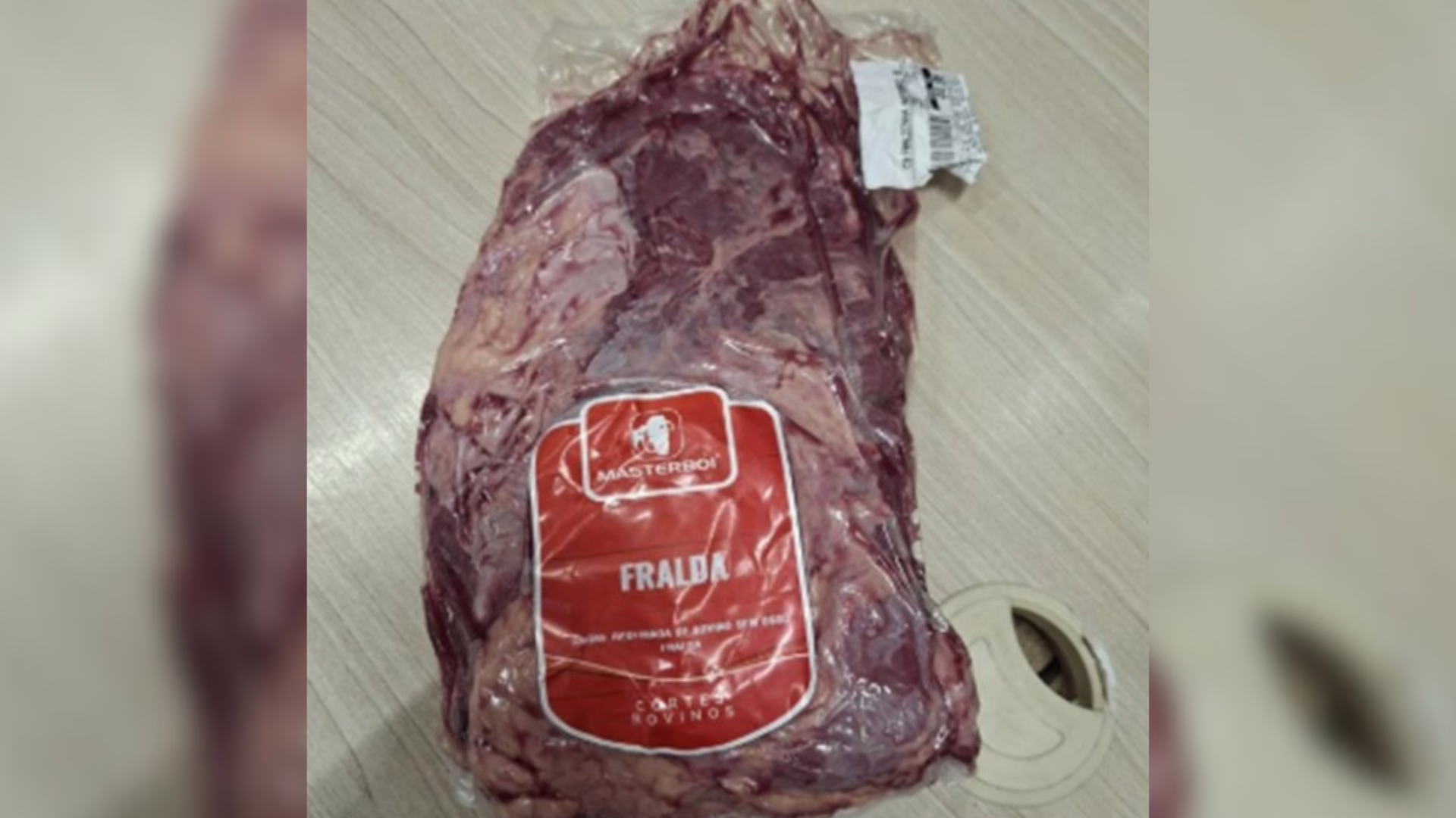 Homem tenta esconder carne ‘fraldinha’ sob a blusa e é preso em mercado de SC | Imagem: Polícia Militar 