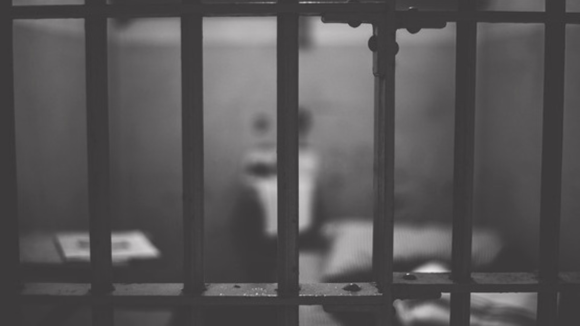 Homem é condenado a 47 anos de prisão por abusar da enteada por cerca de 10 anos em SC | Imagem: Ilustrativa/Canva
