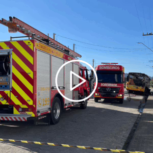 Motorista percebeu o princípio de incêndio, parou o veículo e orientou os passageiros a descerem em segurança; ninguém se feriu | Imagem: Corpo de Bombeiros de SC