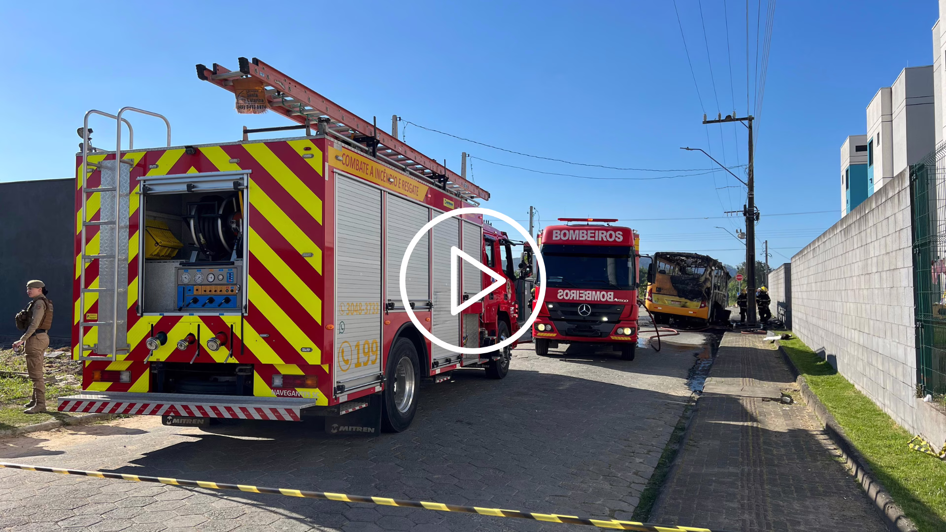 Motorista percebeu o princípio de incêndio, parou o veículo e orientou os passageiros a descerem em segurança; ninguém se feriu | Imagem: Corpo de Bombeiros de SC