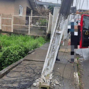 Mulher é atropelada e prensada contra poste após descer de ônibus em SC | Imagem: CBMSC
