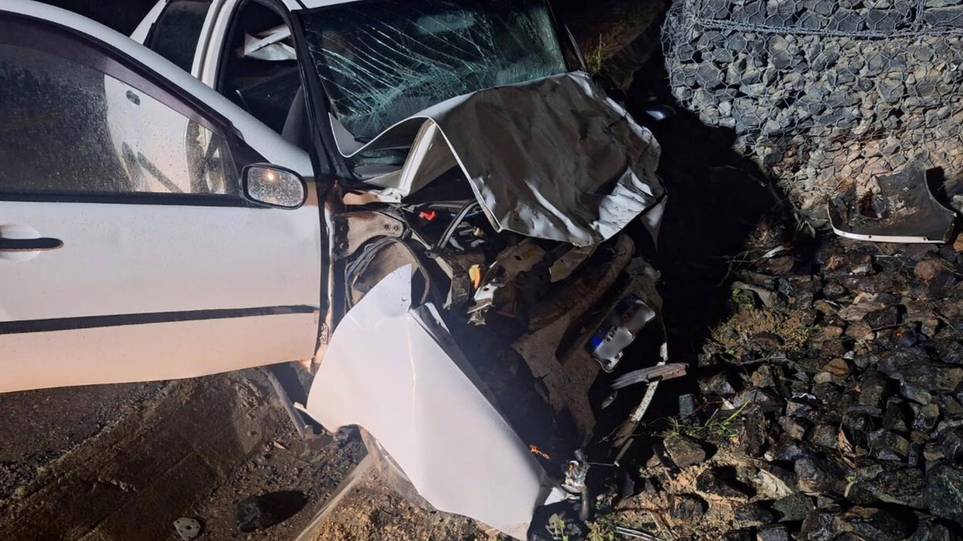 Motorista morre após carro sair da pista e bater em muro na SC-112 – Imagem: PMRv