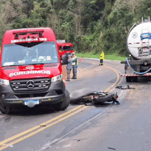 Jovem de 19 anos morre em acidente entre moto e caminhão na SC-155
