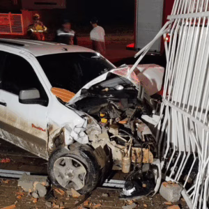 Jovem fica ferido ao perder controle do carro e atingir residência em SC