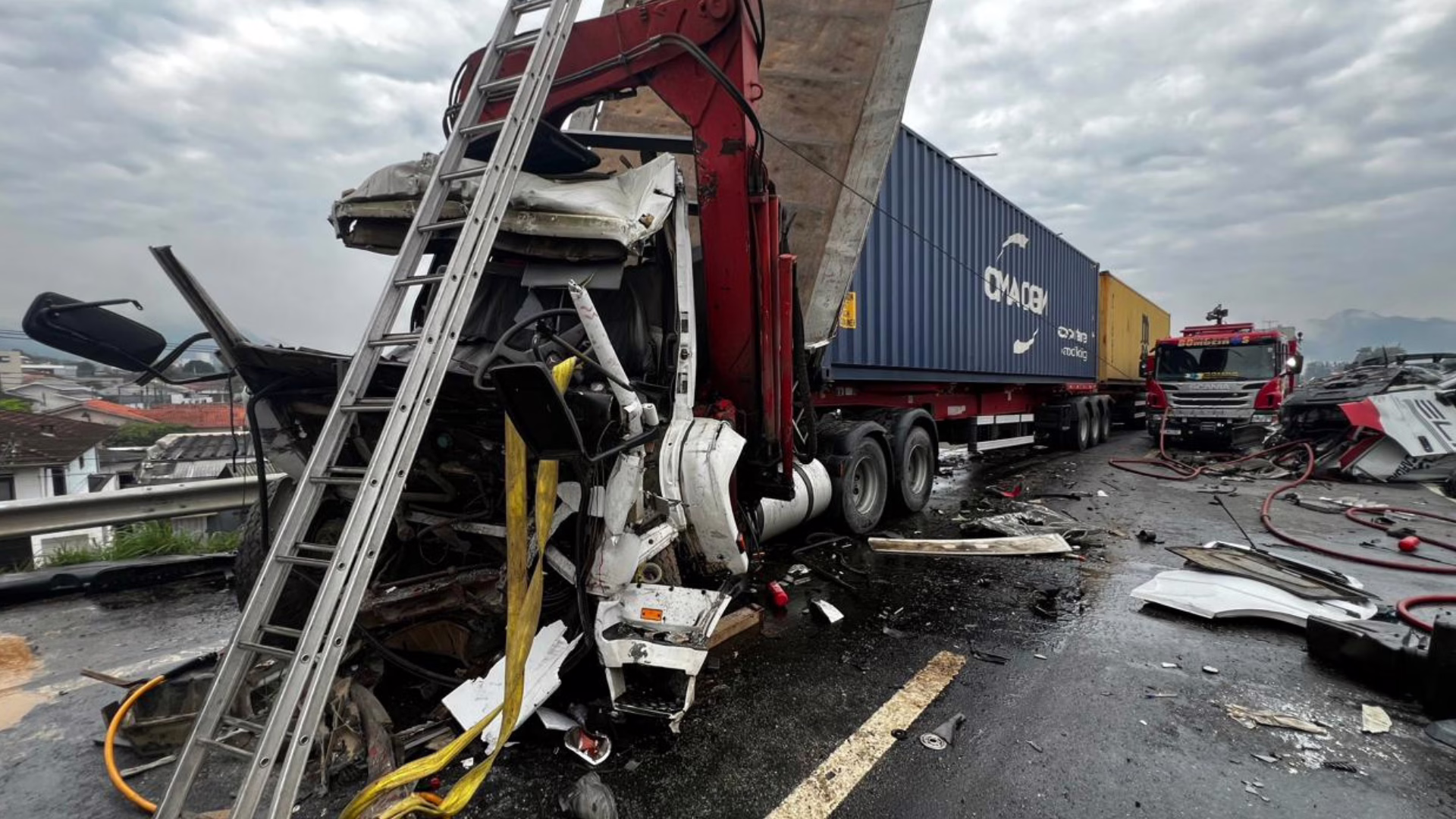 Engavetamento entre caminhões e carro bloqueia BR-470 em Indaial; veja imagens – Imagem: reprodução/ CBMSC