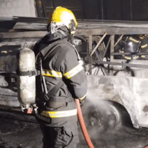 Veículo é destruído por incêndio em barracão de empresa em Lages