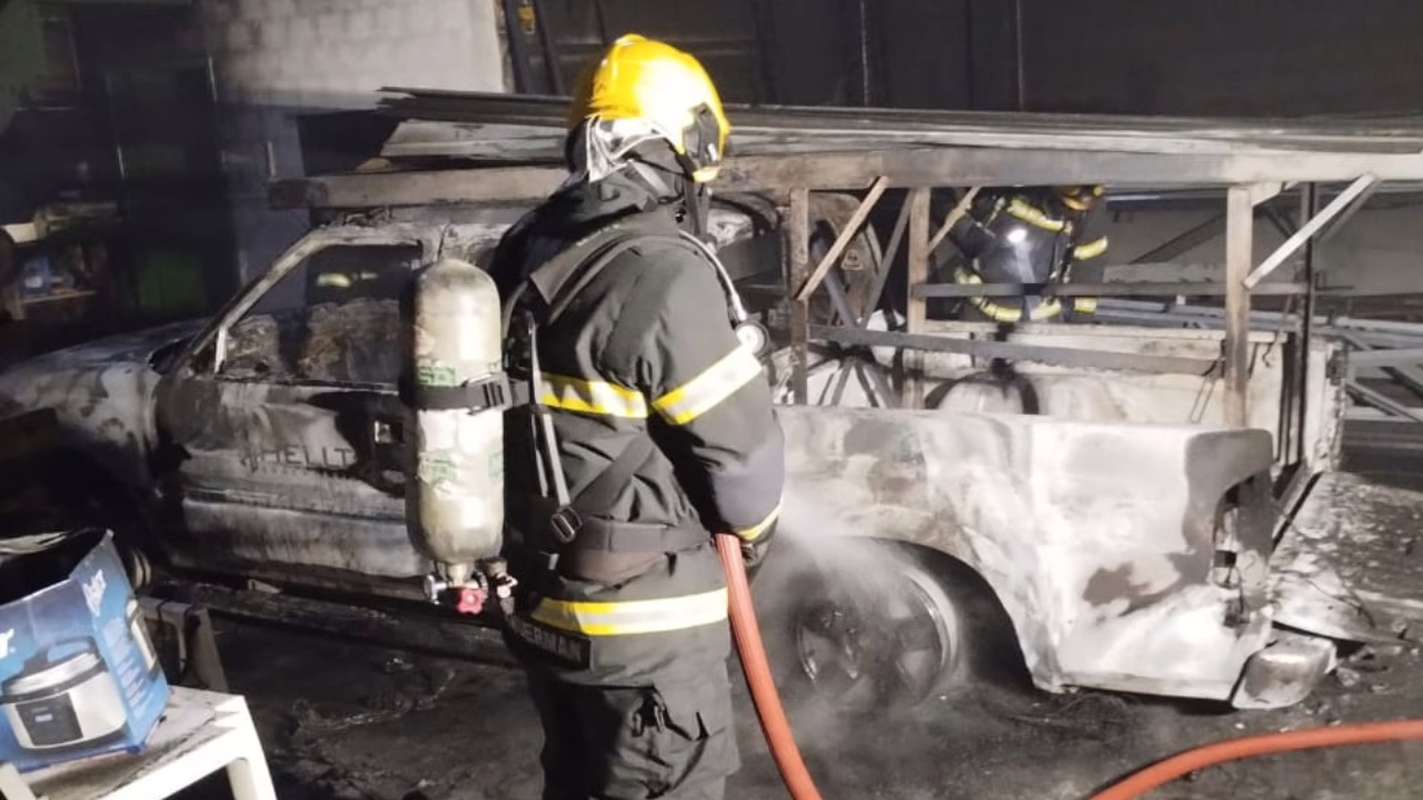 Veículo é destruído por incêndio em barracão de empresa em Lages | Foto: 5º BBM