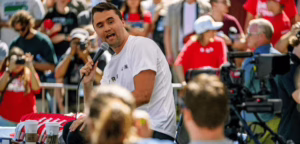 Quem era Charlie Kirk, influenciador trumpista morto durante evento em universidade