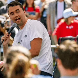 Quem era Charlie Kirk, influenciador trumpista morto durante evento em universidade | Foto: Reprodução/SBT News