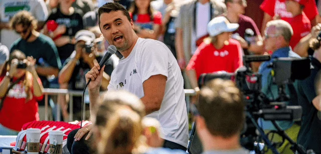 Quem era Charlie Kirk, influenciador trumpista morto durante evento em universidade | Foto: Reprodução/SBT News