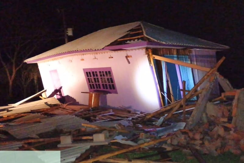 Casa é arrastada pra cima de carro durante tornado em SC; veja imagens