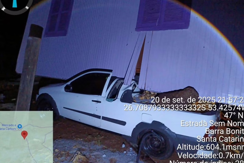 Casa é arrastada pra cima de carro durante tornado em SC; veja imagens