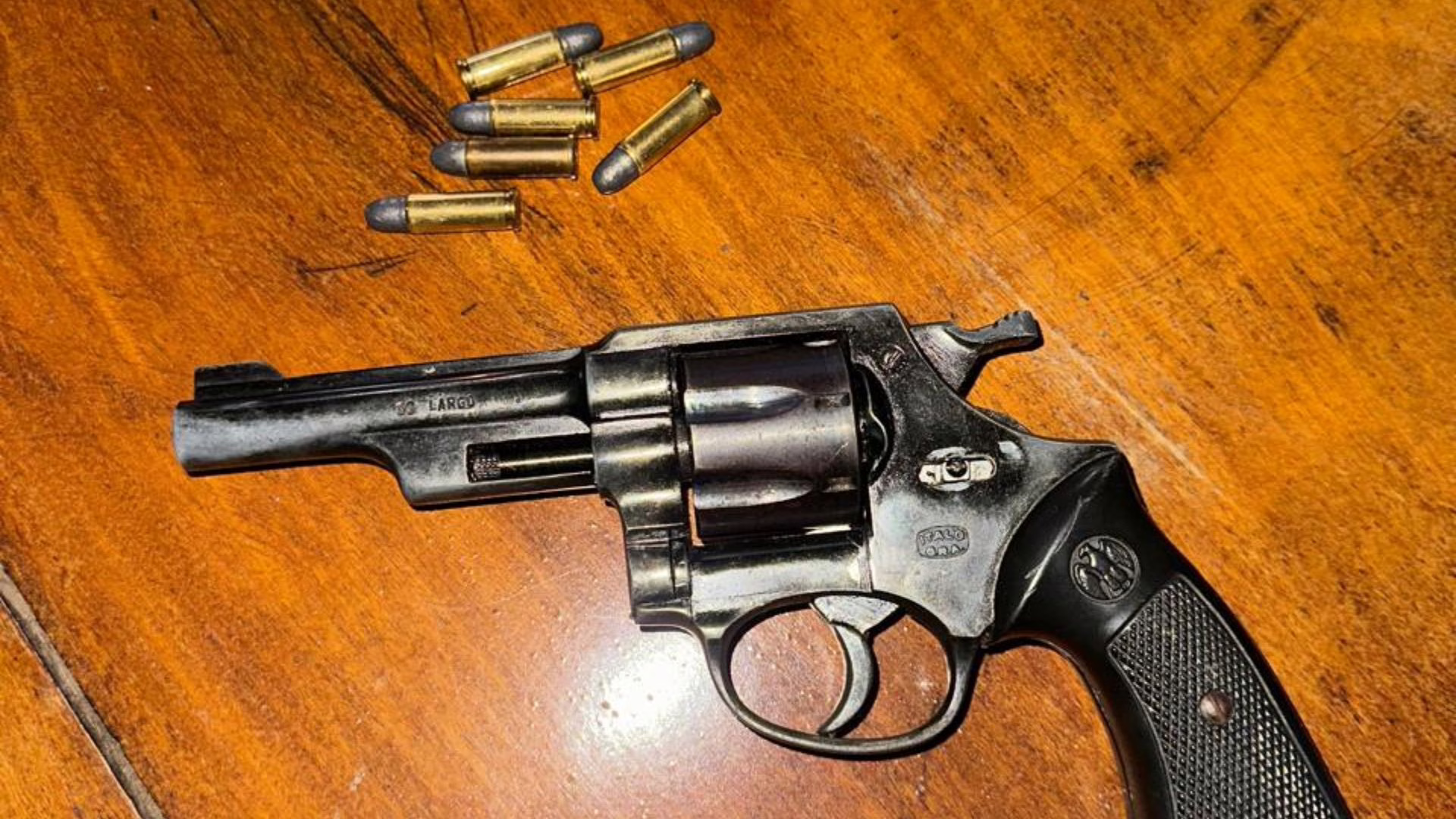 Revólver calibre .32 apreendido na operação | Imagem: Polícia Civil/Reprodução