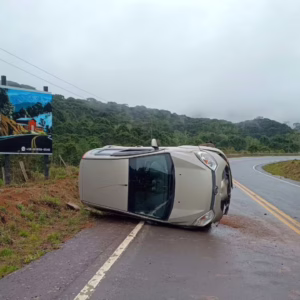 Veículo perde controle e tomba na SC-110, em Urubici | Foto: 5º BBM