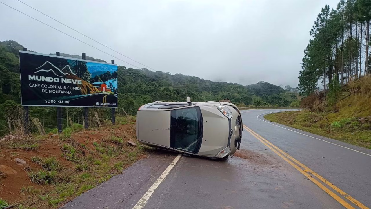 Veículo perde controle e tomba na SC-110, em Urubici | Foto: 5º BBM