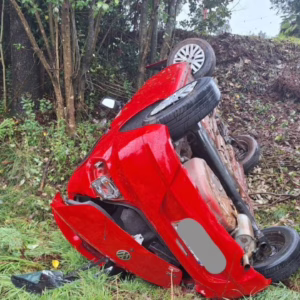Veículo sai da pista e tomba na Serra do Rio do Rastro | Foto: PMRv
