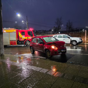 Acidente entre dois carros deixa mulher ferida em Lages