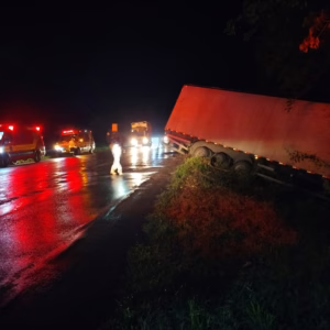 Carreta sai da pista e atinge árvores na BR-282 em SC; veja imagens | Imagem: Corpo de Bombeiros de SC