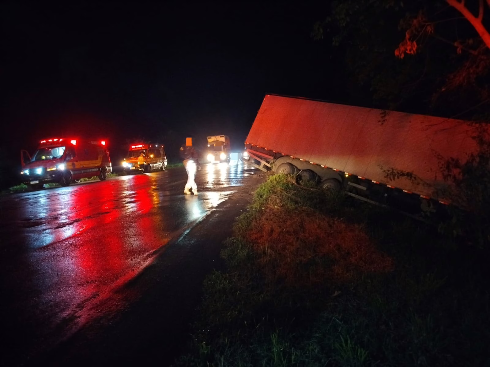 Carreta sai da pista e atinge árvores na BR-282 em SC; veja imagens | Imagem: Corpo de Bombeiros de SC