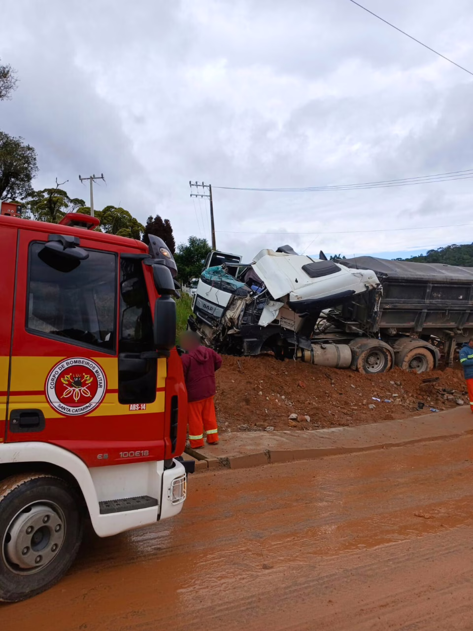 Acidente na BR-282 em SC deixa caminhão destruído e motorista em estado grave