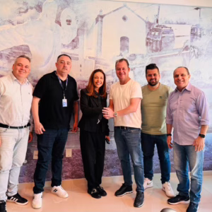 Rafael Amâncio, diretor de Marketing e Projetos Turísticos de Balneário Camboriú, Fábio Frederico, gerente de negócios do SCC SBT, Mirta Piriz, diretora de Marketing do SCC SBT, Evandro Neiva, secretário de turismo de Balneário Camboriú, Gilvan Saragosa Júnior, coordenador de eventos do SCC SBT e Denilson Mezadri, diretor regional do SCC SBT. (na foto da esquerda para a direita)